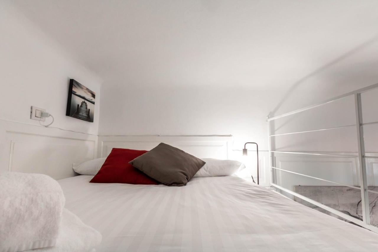 Appartamento Joivy Lovely For 2 With Balcony Near Duomo Milano